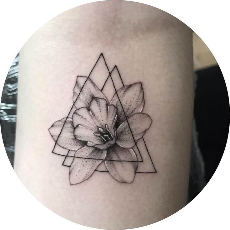 20 Amazing December Birth Flower Tattoo Ideas