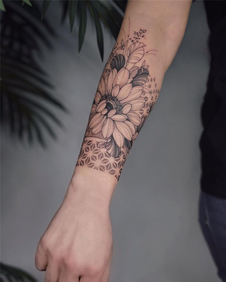 30 Delicate Flower Tattoos You Ll Actually Want Forever Flymeso Blog