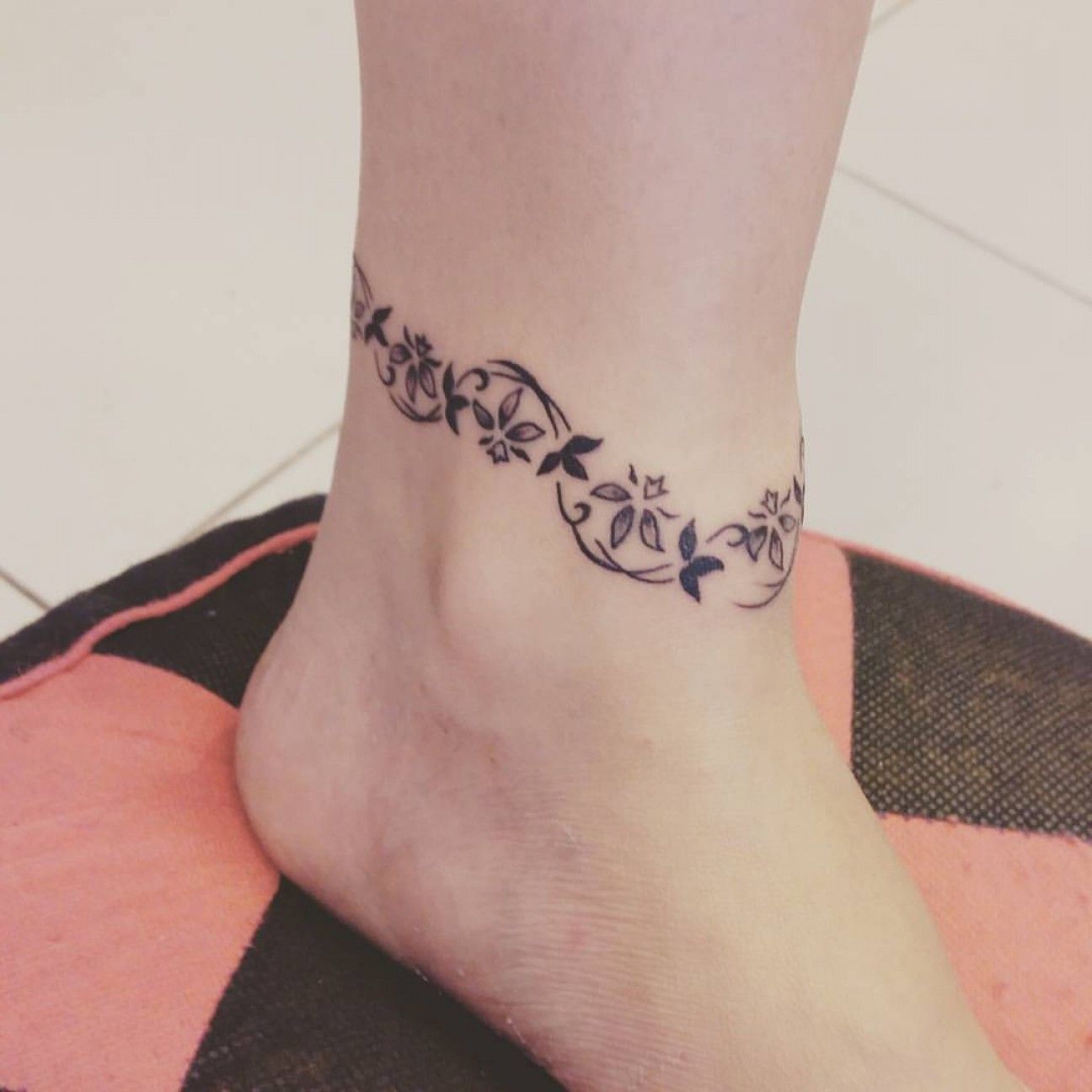 25 Stunning Ankle Bracelet Tattoo Designs for Inspiration