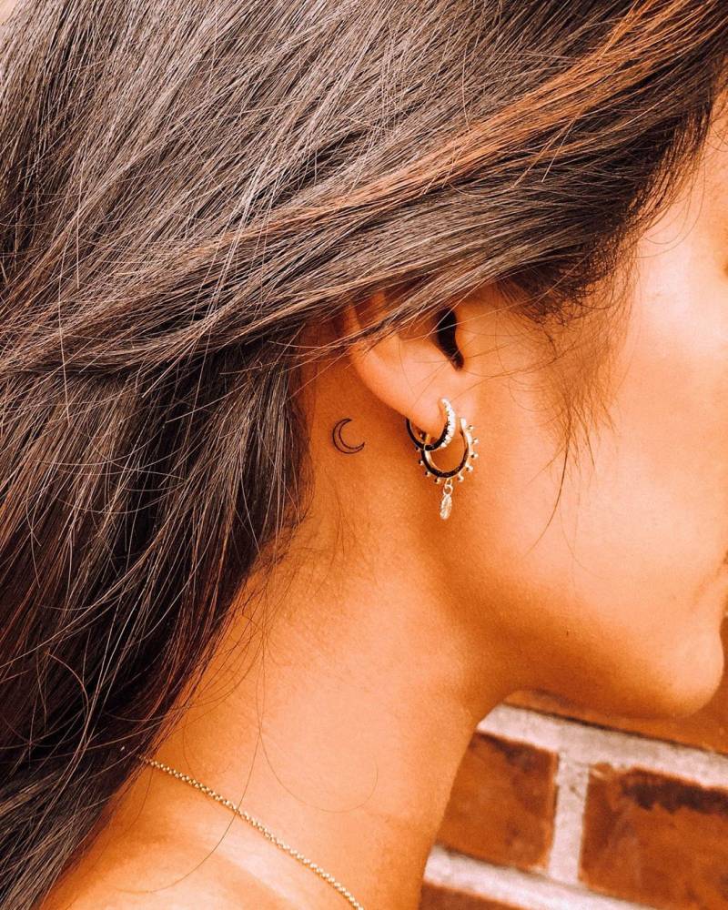 Crescent Moon Tattoo Behind Ear Tatuagem De Lua Tatuagens Aleat Rias