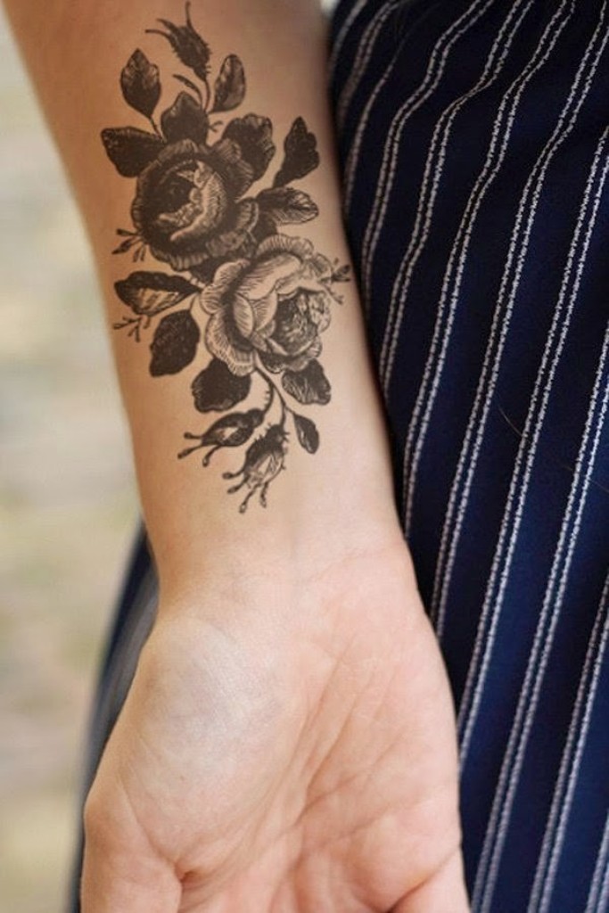 15 Stunning Flower Wrist Tattoos You'll Love