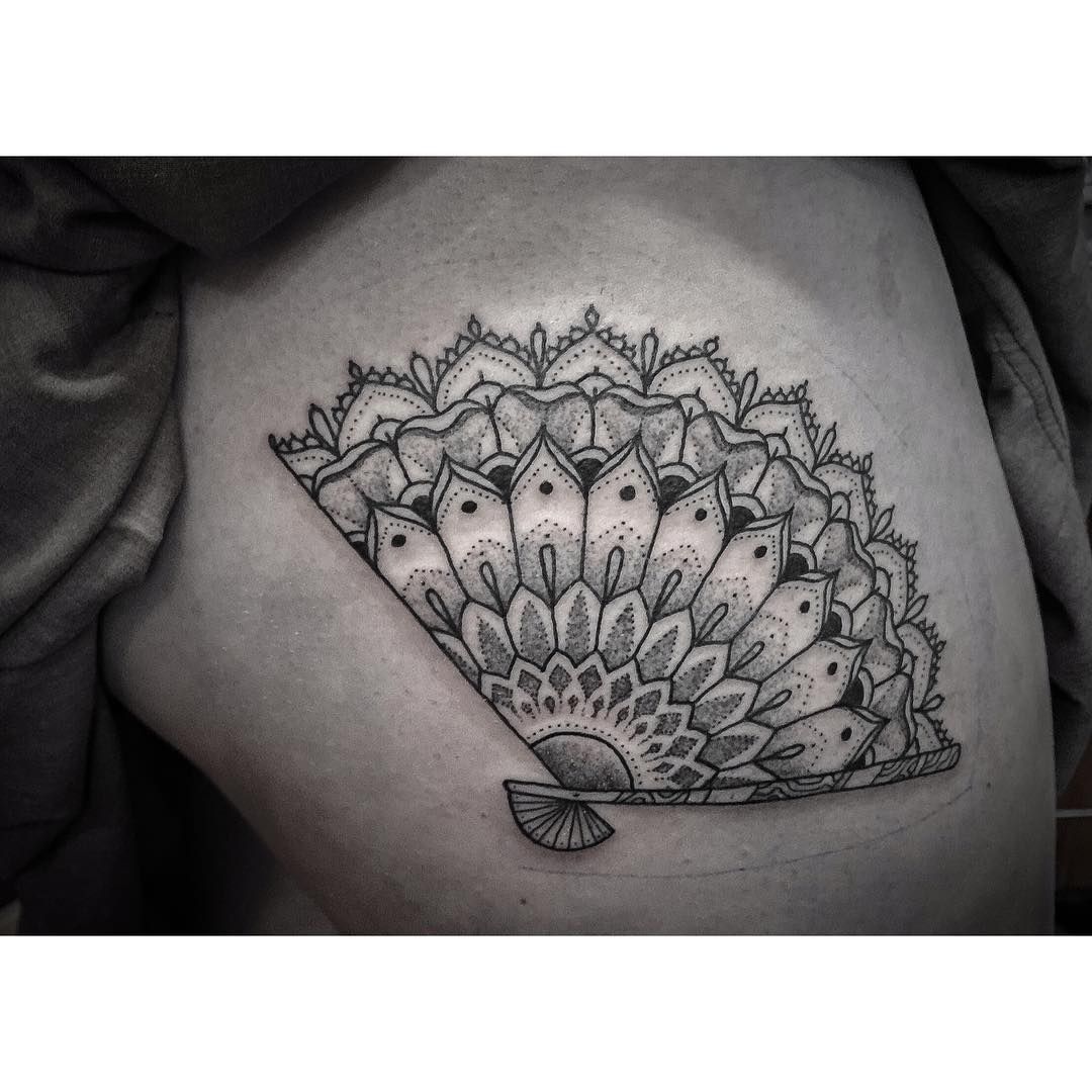 7 Fascinating Meanings Behind Japanese Hand Fan Tattoos