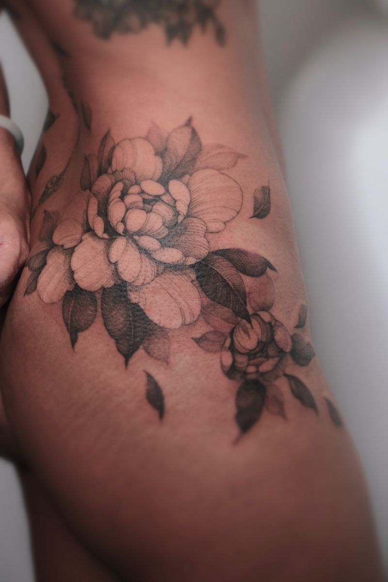 Lovely Flowers Hip Tattoo Flower Hip Tattoos Trendy Tattoos