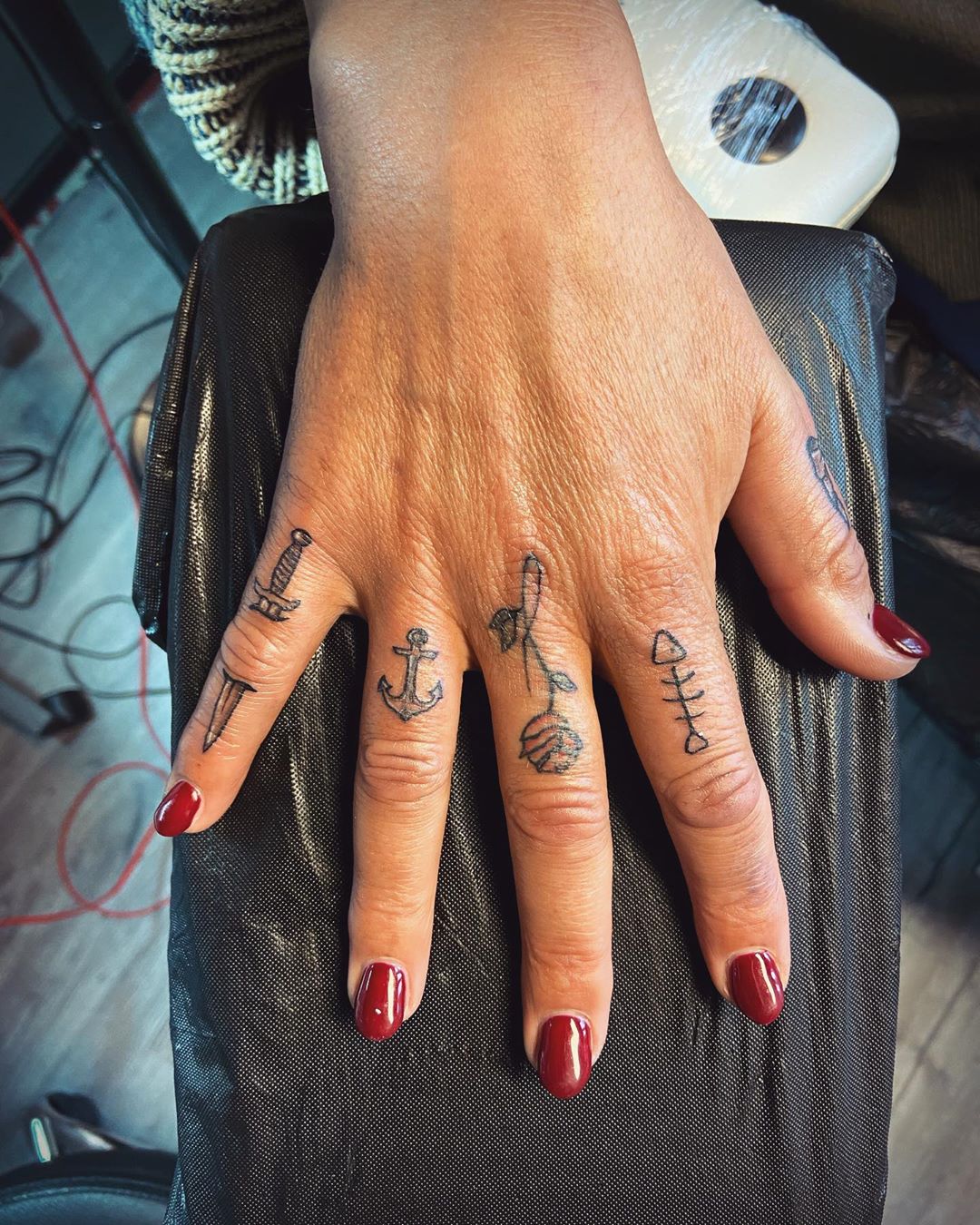 5 Bold Middle Finger Tattoo Concepts for Daring Individuals