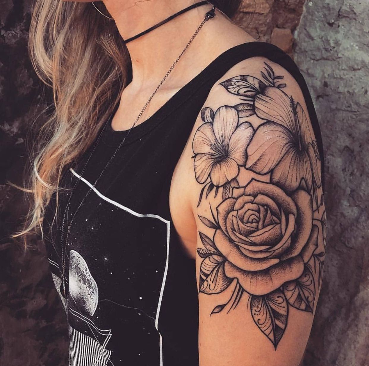 7 Stunning Rose Shoulder Tattoo Designs for Women