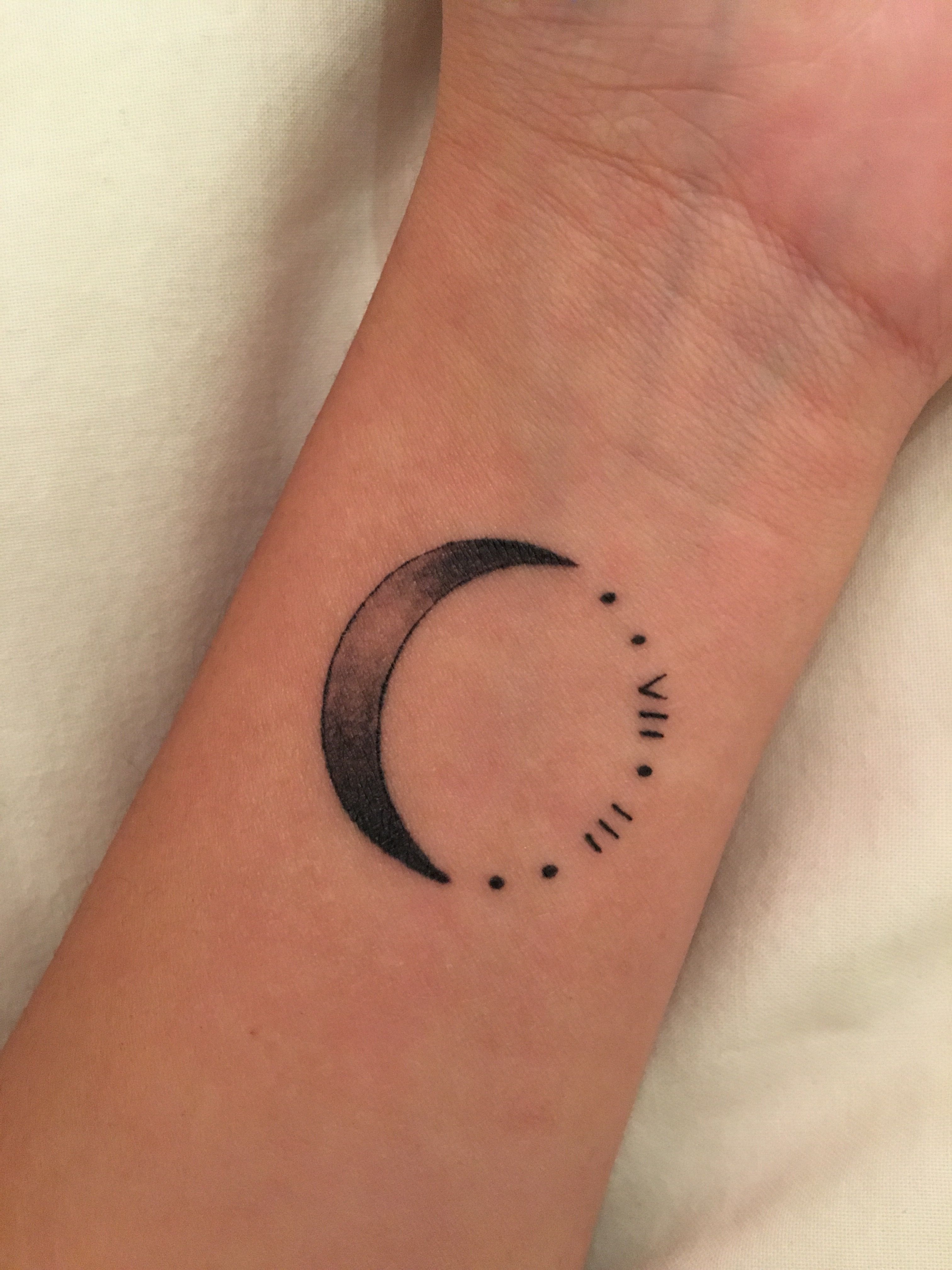 5 Elegant Crescent Moon Tattoo Ideas