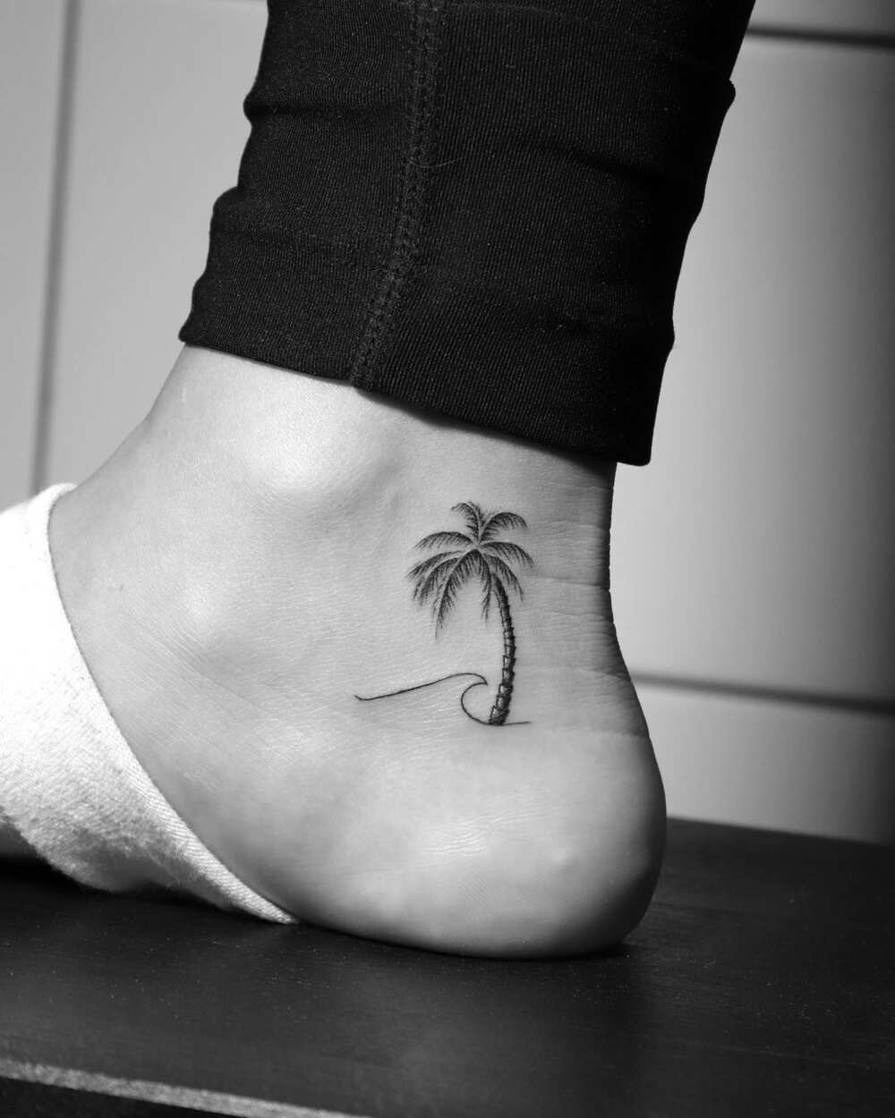 Small Palm Tree Tattoo On Ankle By Tim Van Horn Tatuaje De Palmera