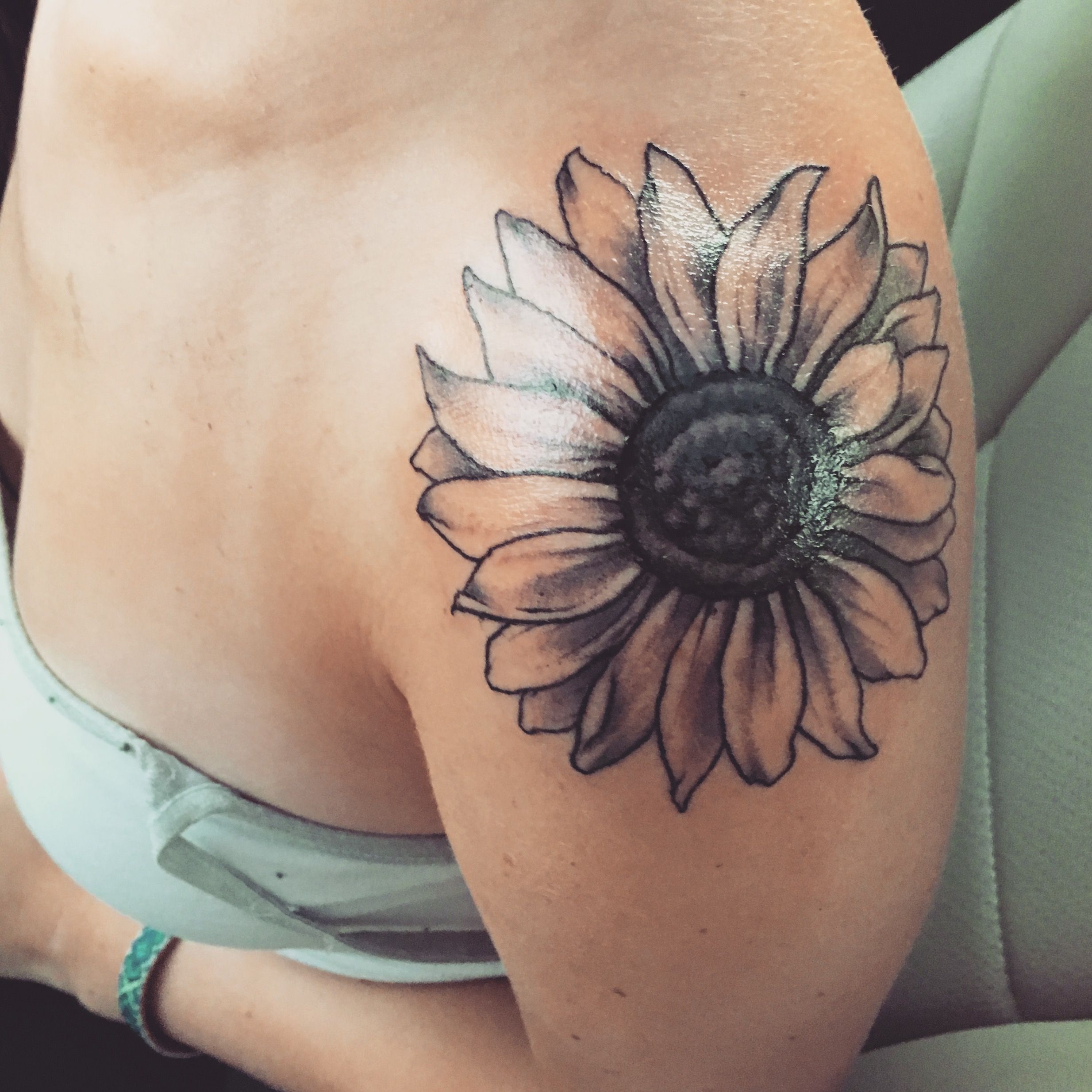 5 Tips for Your Sunflower Shoulder Tattoo Design