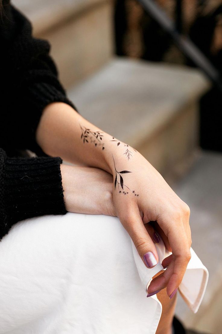 Tattoos Minimalisttattoos In 2020 Hip Tattoos Women Tiny Tattoos