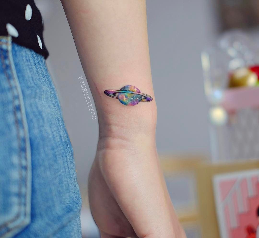 Tatuaje de Saturno: Inspiración para Mujeres