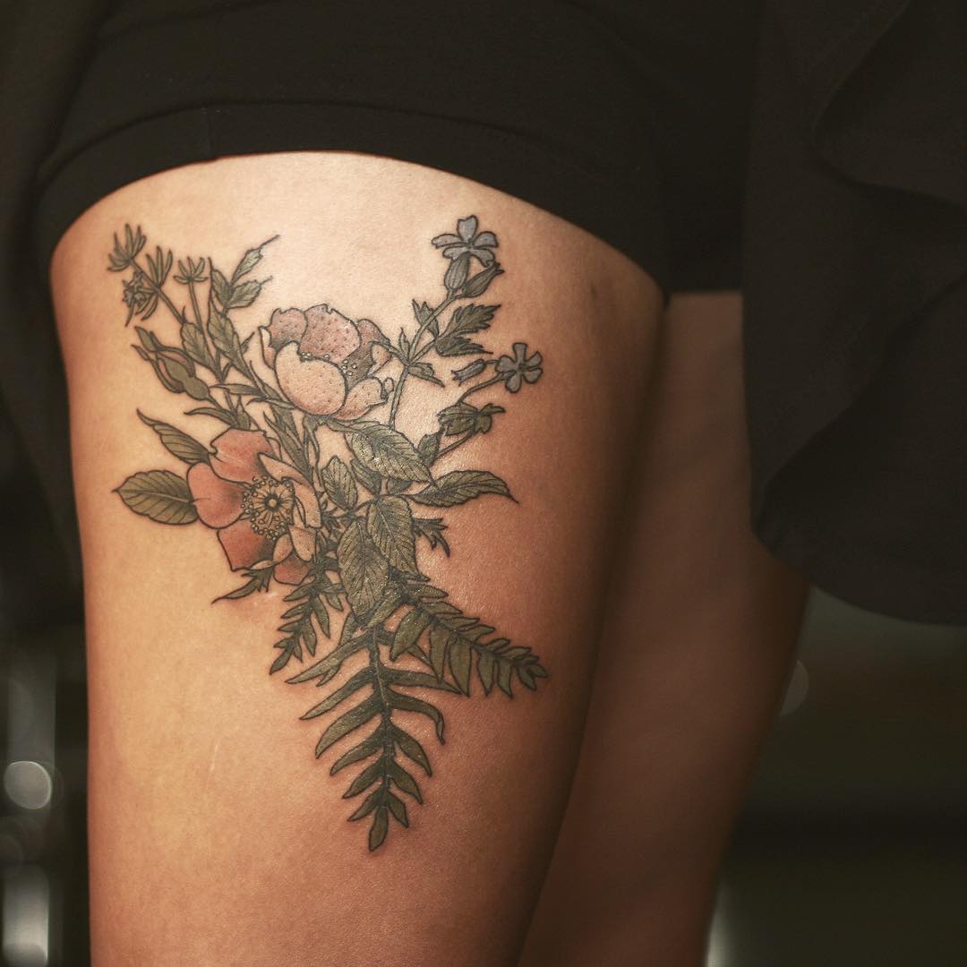 5 Stunning Thigh Tattoo Ideas with Flowers