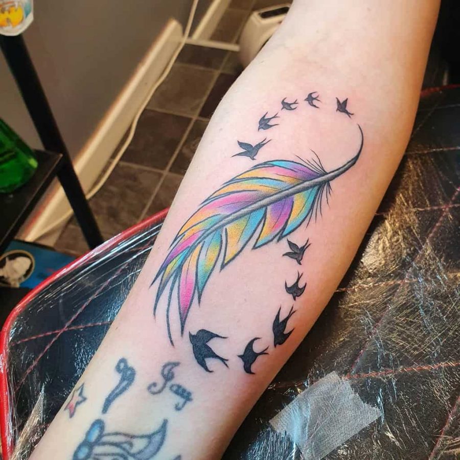 7 Stunning Designs for Women's Infinity Feather Tattoos