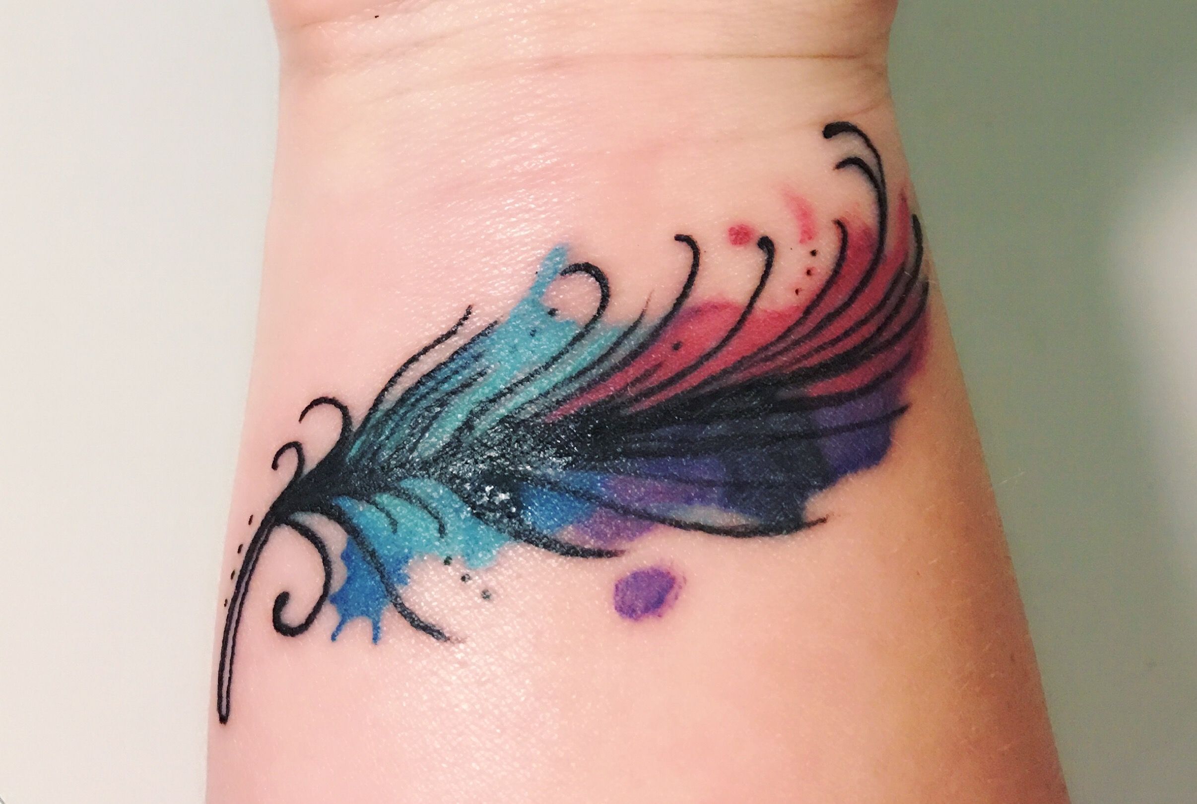 7 Stunning Women's Feather Tattoo Ideas for Inspiration